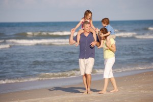 Familie am Strand der Ostsee