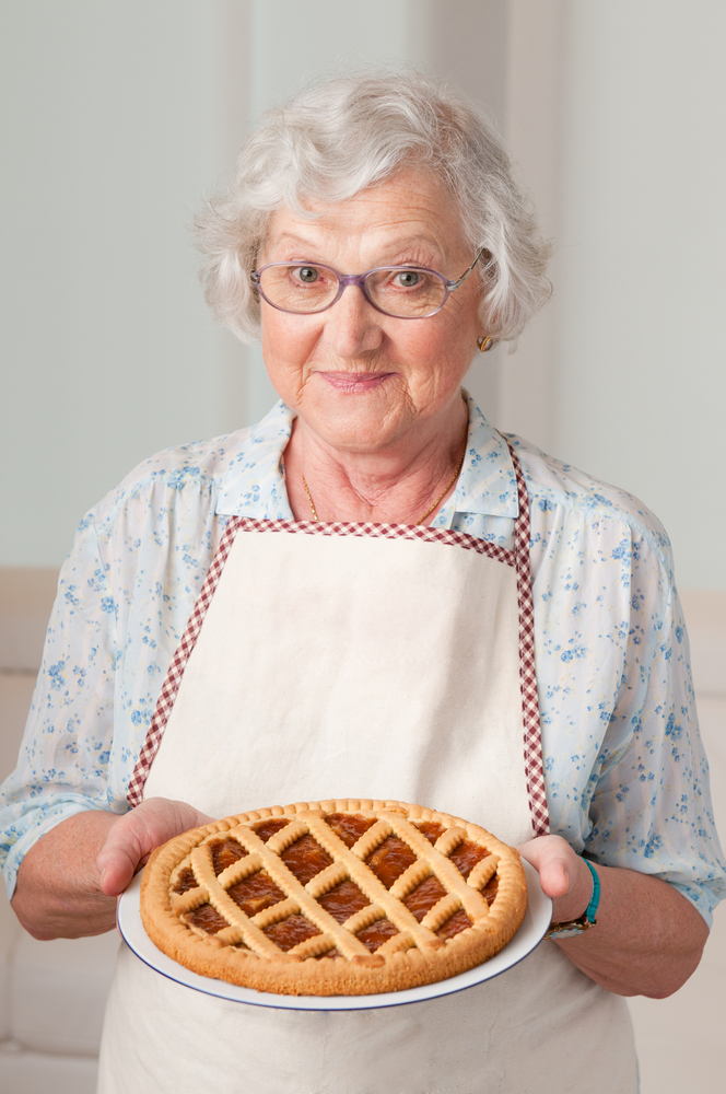 Oma mit einem Kuchen 