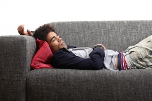 mann auf couch couchsurfing tripodo.de geld sparen im urlaub