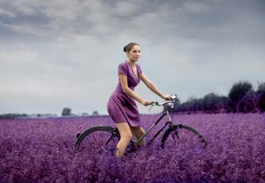 Frau auf Fahrrad blumenfeld tripodo