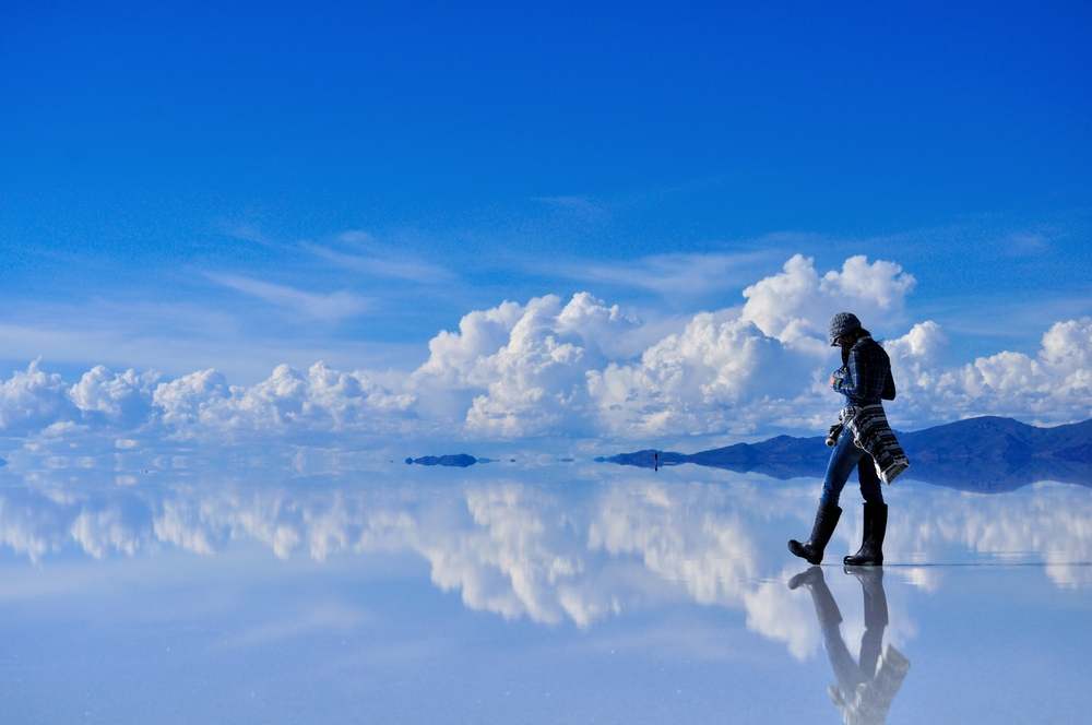 Person auf Wasser Salar de Uyuni Salzsee Salzwüste Bolivien Tripodo