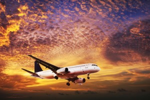 Sorgloser Urlaub mit der Reisekrankenversicherung Tripodo Flugzeug Himmel 