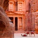 Kamele vor einem alten Tempel