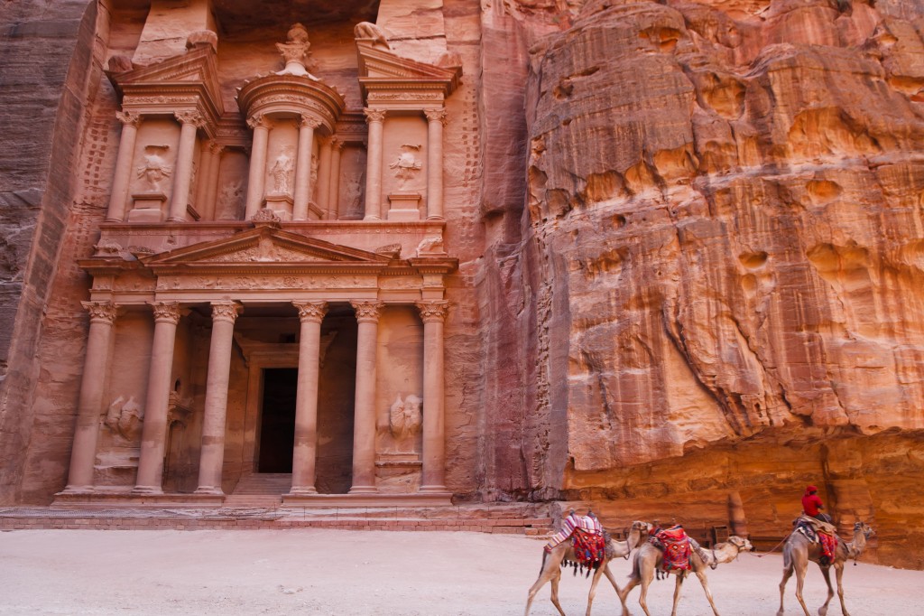 Petra Kamele vor dem Tempel