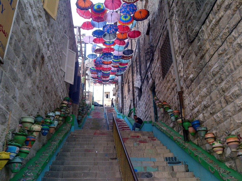 Treppe in Amman viele Regenschirme Sonnenschutz