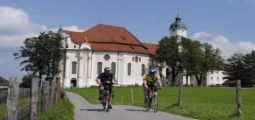 Radler vor der Wieskirche