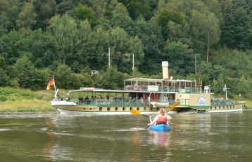 Auf der Kajaktour begegnen wir den historischen Dampfschiffen.