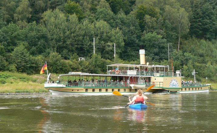 Auf der Kajaktour begegnen wir den historischen Dampfschiffen.