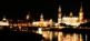 Schöner Blick auf die barokke Dresdner Altstadt bei Nacht.