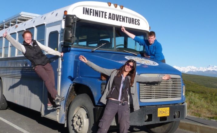 Alaska Gruppenreise: Abenteuer im umgebauten Schulbus Infinite Adventures 1