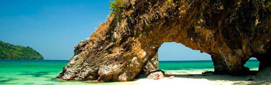 Strand mit Felsen auf Koh Lipe