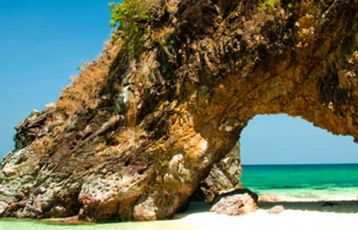 Strand mit Felsen auf Koh Lipe