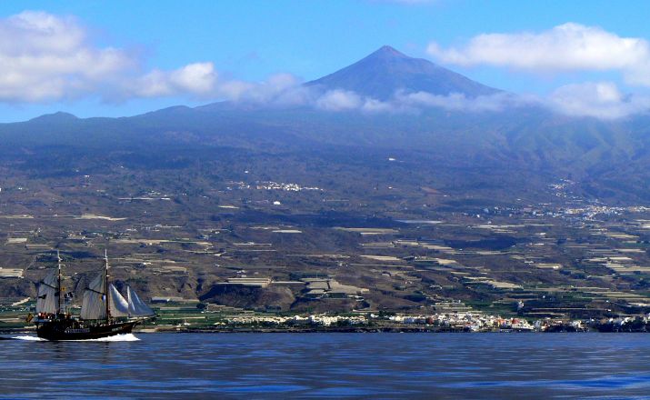 Wundervoller Blick auf die Insel beim Bootsausflug