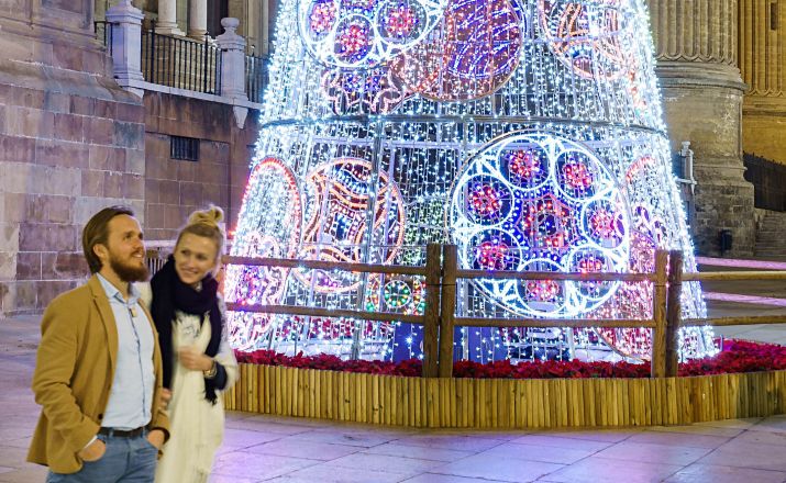 Weihnachtsbeleuchtung in den Straßen Málagas