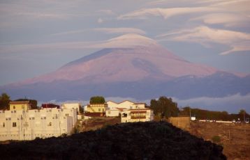 Die Nachbarinsel Teneriffa ist bei guter Sicht nur einen Katzensprung entfernt.