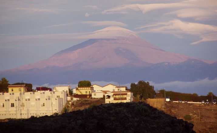 Die Nachbarinsel Teneriffa ist bei guter Sicht nur einen Katzensprung entfernt.