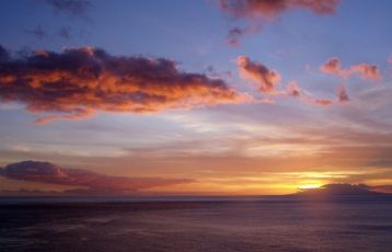 Schöne Sonnenuntergänge mit der Nachbarinsel El Hierro.