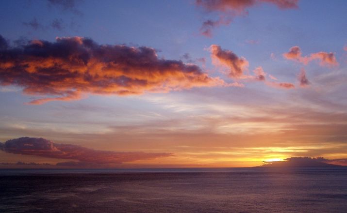 Schöne Sonnenuntergänge mit der Nachbarinsel El Hierro.